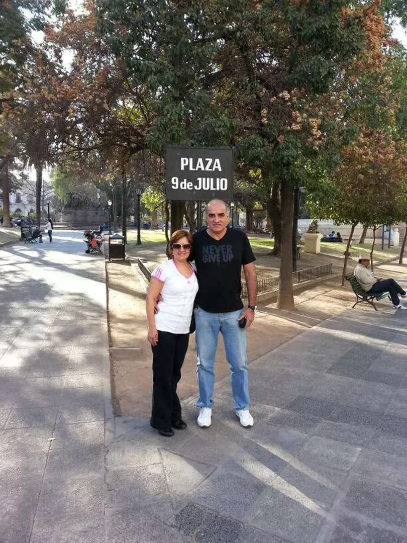 EN LA PREVIA. Marisa y Aníbal (p) posan en la plaza 9 de julio, en Salta capital, horas antes de que comience el partido en el que San Martín cayó ante Juventud. 