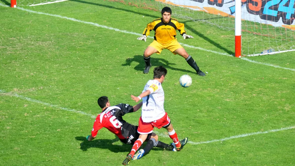 DIFERENCIAS. San Martín goleó a Amalia 3 a 0, se zafó del descenso, y dejó a su rival sin chances de avanzar a la fase siguiente del torneo de la Liga. FOTO DIEGO ARAOZ / LA GACETA