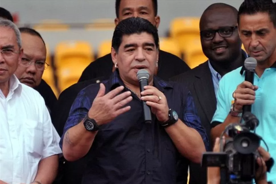 NUEVA ETAPA. Maradona fue presentado ante la parcialidad de Deportivo Riestra. FOTO TOMADA DE GOAL.COM