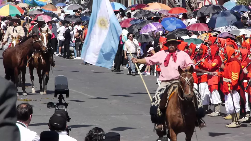 DESFILE. El tradicional paso de las agrupaciones gauchas es uno de los atractivos de la fiesta. FOTO ARCHIVO