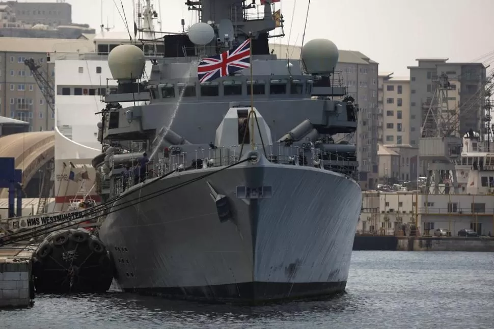 DESPLIEGUE MILITAR. La fragata HMS Westminster arribó ayer al puerto de Gibraltar, cuya soberanía genera roces entre el Reino Unido y España. REUTERS