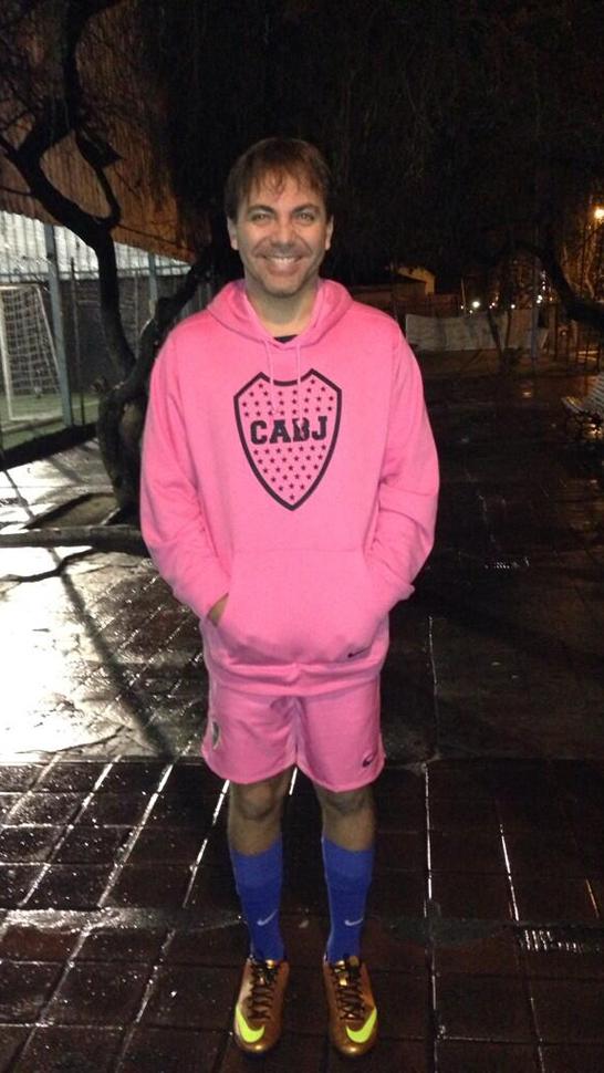 Cristian Castro posó con los colores rosa de Boca