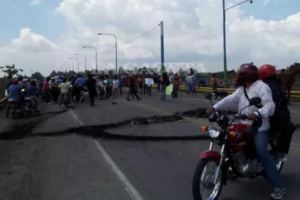 Madres del Pañuelo Negro interrumpen el tránsito en el puente Barros