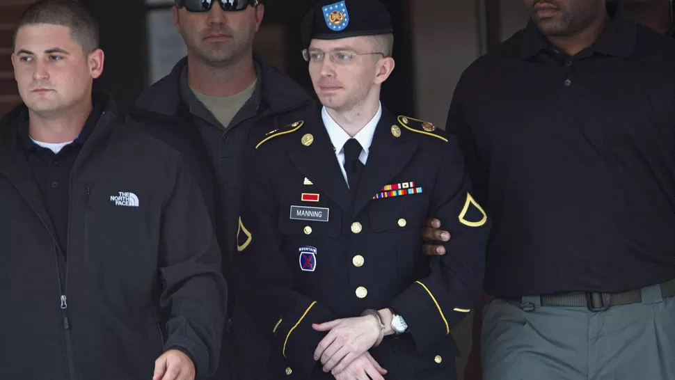 ESPOSADO. Manning sale del Tribunal luego de escuchar la sentencia. FOTO DE REUTER. 