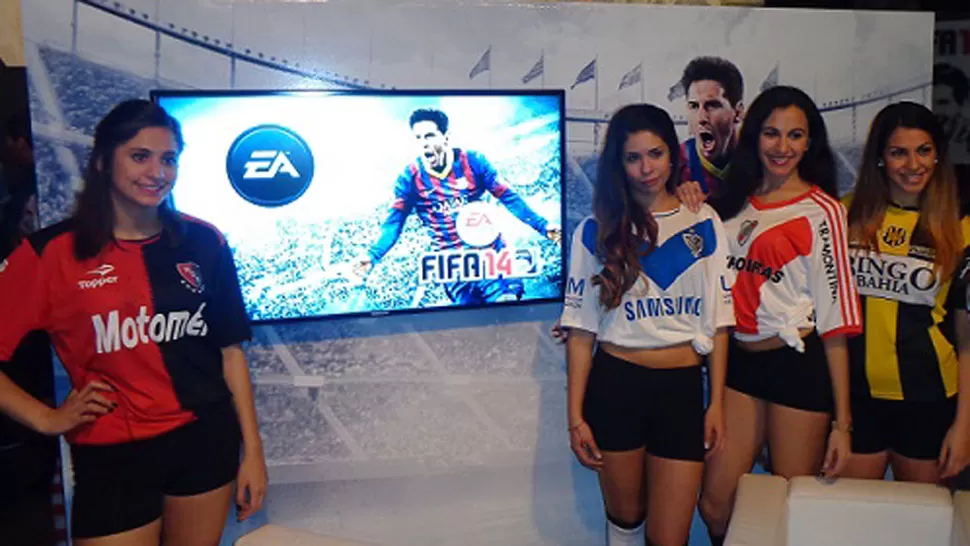 PRESENTACION. Con promotoras luciendo las camisetas de los clubes argentinos, se lanzó FIFA14 en nuestro país. FOTO TOMADA DE ZONANORTEDIARIO.COM.AR