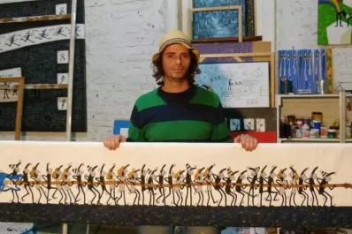 Un tipito se ríe de la sociedad desde las obras de arte