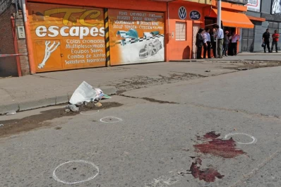 Un policía fue baleado por dos ladrones que huyeron en moto