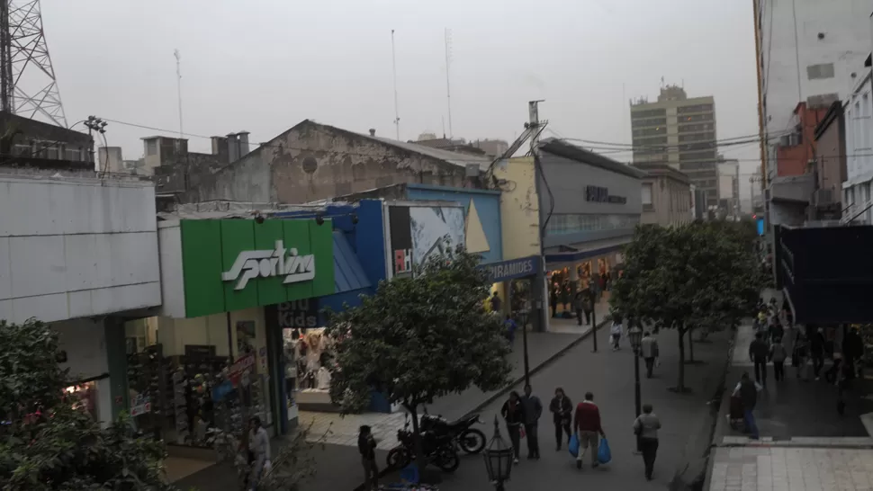 CIELO CUBIERTO. Así se puso en centro de Tucumán con la llegada de viento y las nubes. LA GACETA / FOTO DE FRANCO VERA
