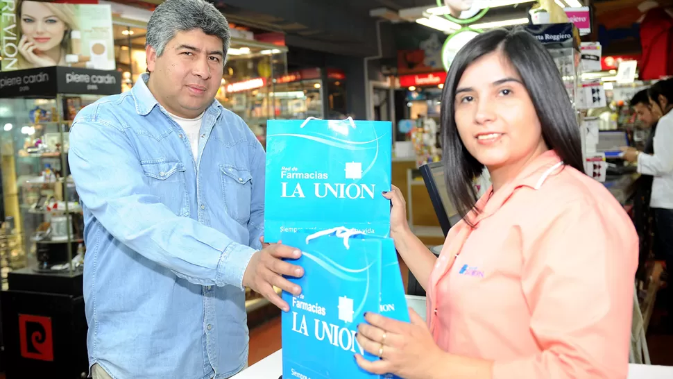 PARA LA FAMILIA. Sergio compró muchos regalos en La Unión. LA GACETA / FOTO DE HÉCTOR PERALTA