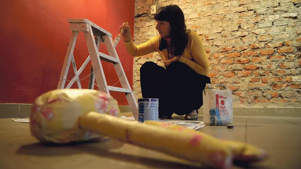 MONTANDO LA MUESTRA. Yanina Carreño prepara el espacio donde instalará su obra. LA GACETA / FOTO DE FRANCO VERA 