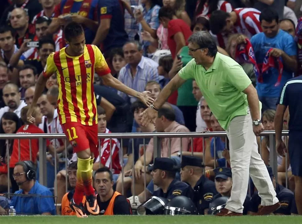 CHOCÁ LOS CINCO, TATA. Luego de marcar el empate y levantar a Barcelona, Neymar festejó su tanto con Martino, que lo mandó al campo en el complemento. 
