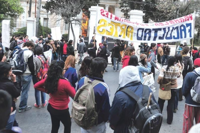 La alumna abusada no se presentó a declarar en tribunales