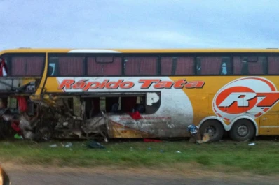 Un ómnibus que partió desde Tucumán chocó en Santa Fe, hay cuatro muertos