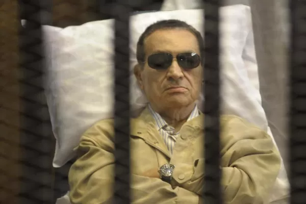 Mubarak salió de la cárcel y sus seguidores elogian a los militares