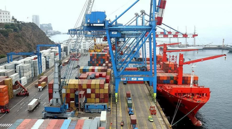 LISTOS PARA EL VIAJE. La actividad fue intensa en los puertos, donde los pallets fueron cargados en contenedores antes de partir a los principales mercados. 