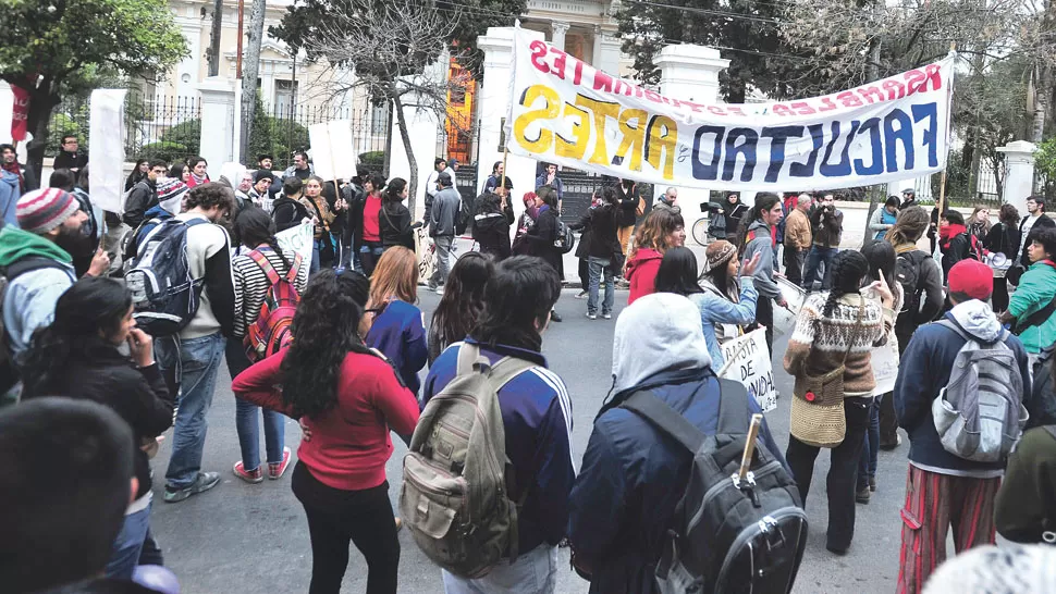 PROTESTA. Los universitarios cortaron el tránsito ayer frente al Rectorado. LA GACETA / FOTO DE DIEGO ARÁOZ