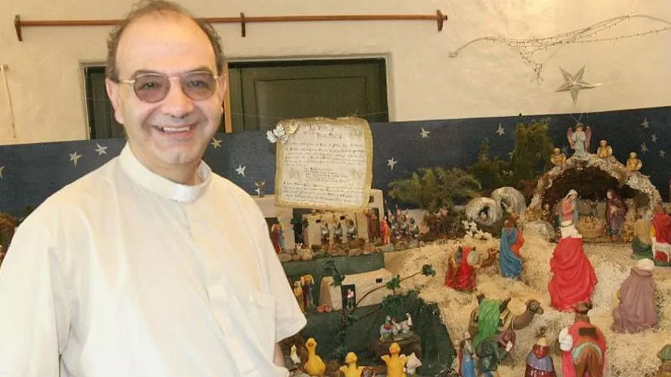 SACERDOTE. El padre Jorge Gandur, frente a un pesebre de la Parroquia de Yerba Buena. LA GACETA / FOTO DE ARCHIVO
