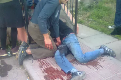 Tras una discusión, hirió de un disparo a su vecino