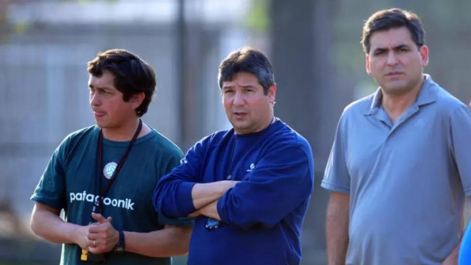 TRANQUILO. Osvaldo Bernasconi (centro) movió la fichas en el equipo.