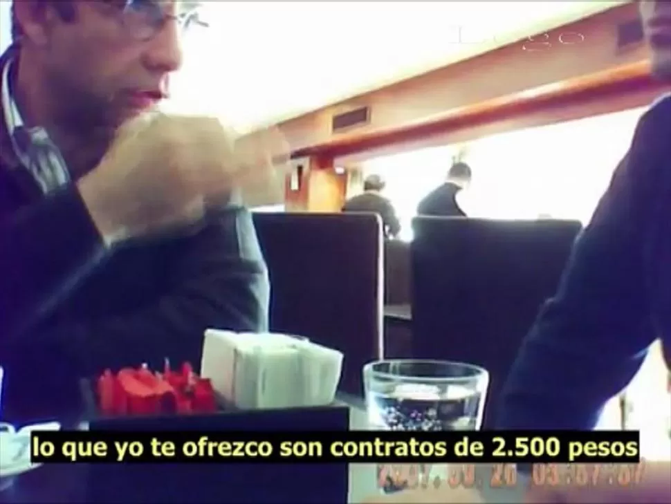 VALORADO COMO PRUEBA. El video tomado mediante una cámara oculta en un bar, grabado en 2010, mostraría a Moreno ofreciendo contratos. CAPTURA DE VIDEO  ARCHIVO