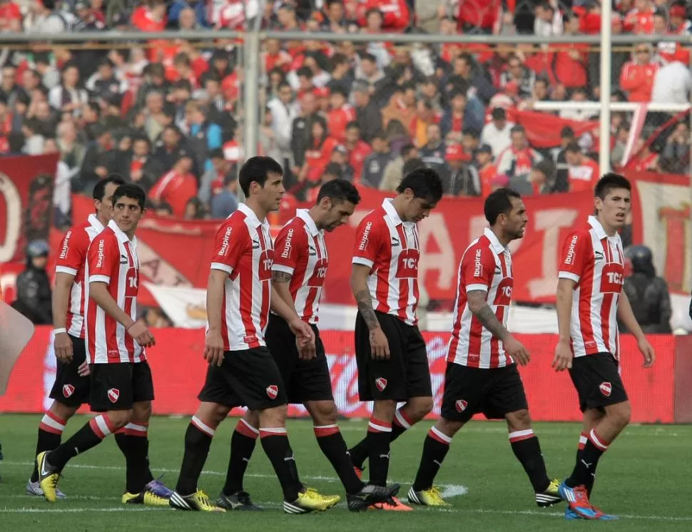CABIZBAJOS. Los jugadores de Independiente se retiran apesadumbrados del estadio, como lo hacen casi todas las veces que juegan de visitante, una condición en la que ganaron 11 de los últimos 70 partidos. 