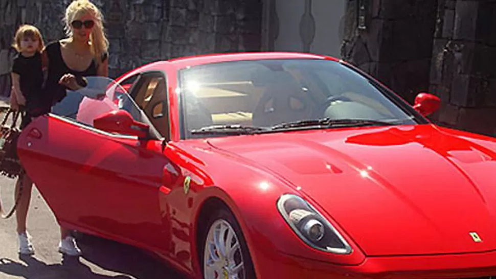 OBSEQUIO. Maxi López le había regalado la Ferrari a Wanda para el Día de los Enamorados. FOTO TOMADA DE LAVOZ.COM.AR