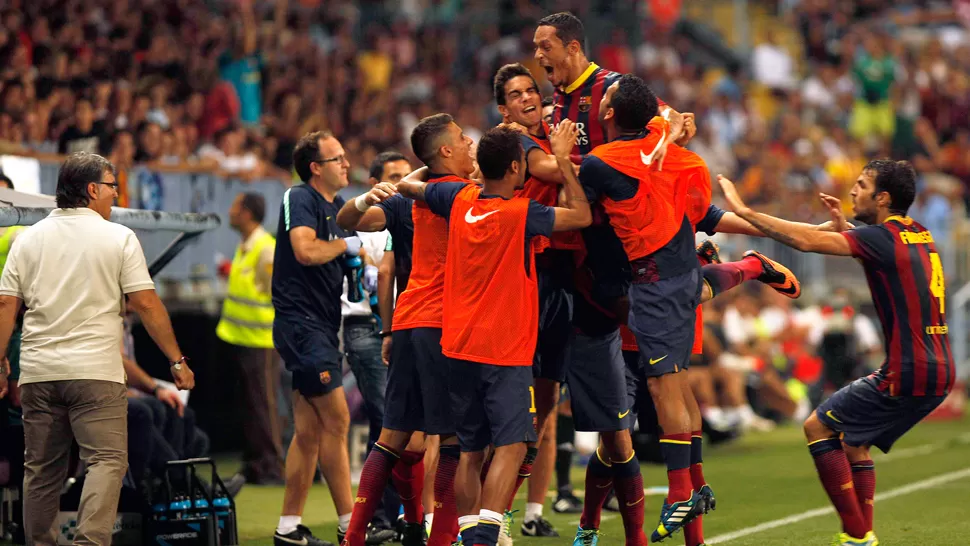 UN GRITO BIEN ALTO. Adriano celebra con sus compañeros, al lado de Martino. REUTERS
