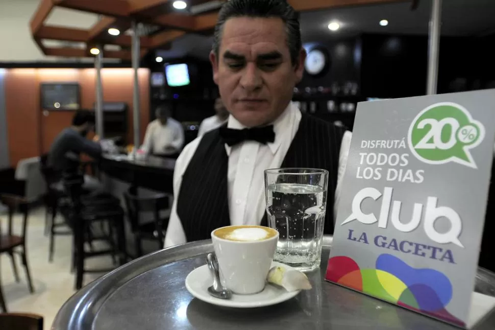 A CAFETEAR. Los lectores aprovechan las rebajas en los bares y restaurantes. LA GACETA / FOTO DE ANALíA JARAMILLO