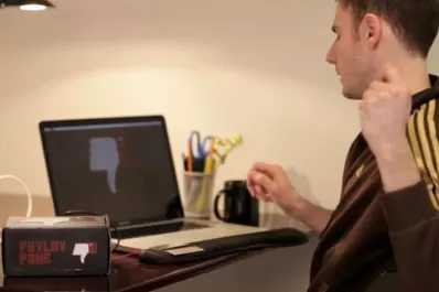 Inventan un dispositivo para combatir la adicción a Facebook