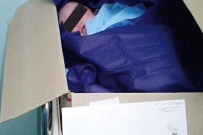 Polémica en Venezuela por la foto de un bebé recién nacido en una caja de cartón