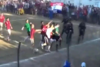 Patada voladora al árbitro por expulsar a un compañero