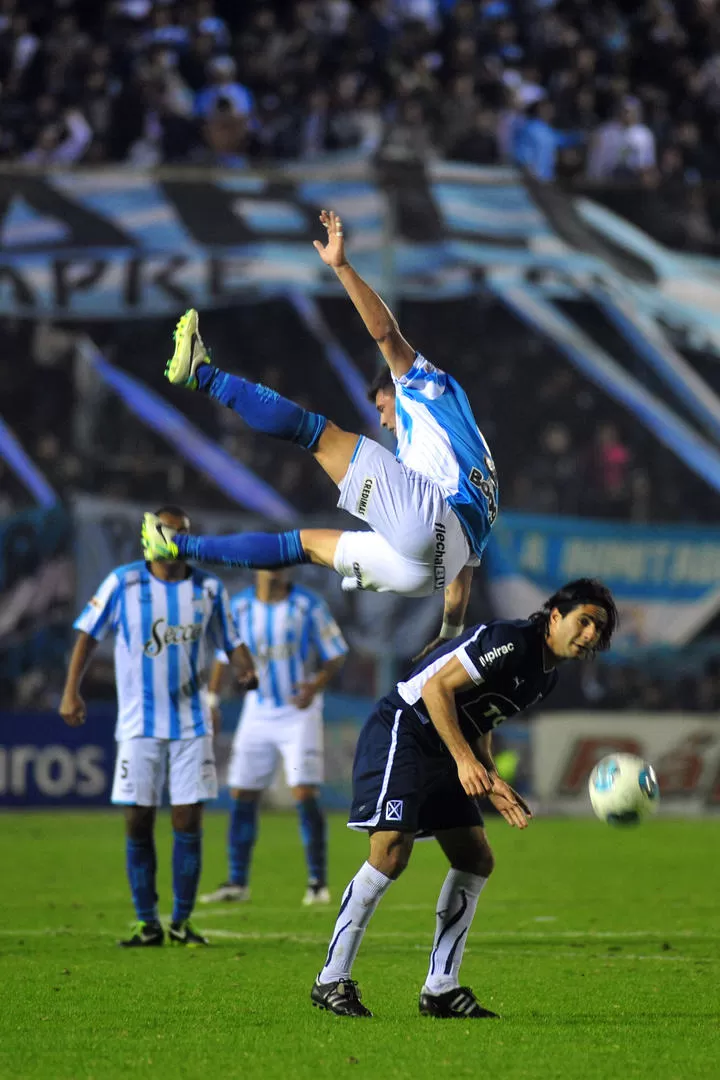 PIRUETA. Lenci queda suspendido en el aire luego de un fallido salto junto a Alderete, de Independiente, el sábado a la noche. 