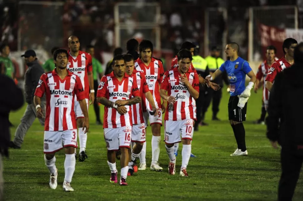 LA MIRADA EN EL PISO. Ibáñez, Max, Fernández y Becica se retiran cabizbajos luego del magro empate contra Libertad. 