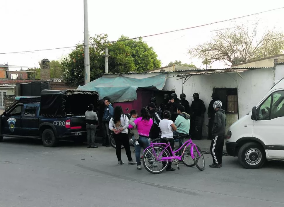 DESPLIEGUE POLICIAL. La Digedrop y el Grupo CERO irrumpió en la casa de La Alejandra, en Balcarce 2.300. GENTILEZA DIGEDROP