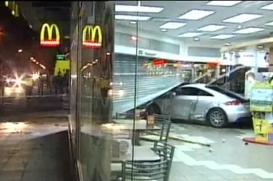 Un jugador de All Boys chocó y su auto terminó dentro de un local de comidas