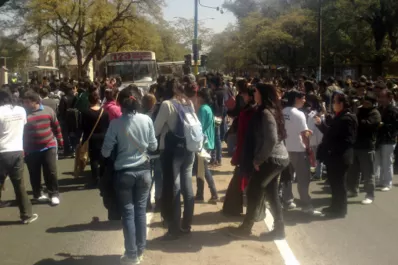 Estudiantes toman la Facultad de Filosofía y Letras en reclamo de mayor seguridad