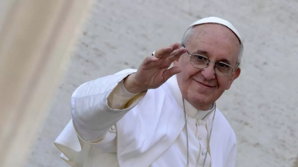 SORPRESA. El Papa sigue sorprendiendo a los fieles. REUTERS