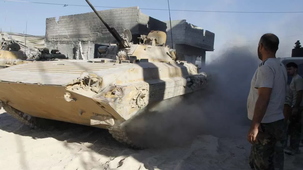CHOQUES. Los tanques recorren las calles de las ciudades sirias. REUTERS