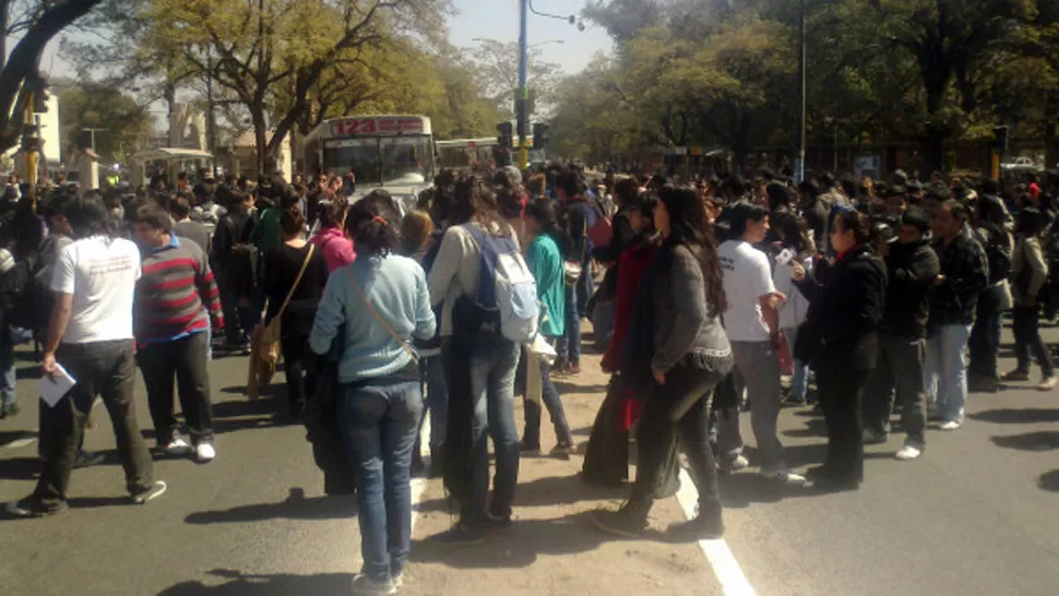 TRÁFICO CORTADO. La asamblea se realizó sobre la avenida Benjamín Aráoz, que luego fue liberada. FOTO TOMADA DE TWITTER / @VERONICAKIROGA