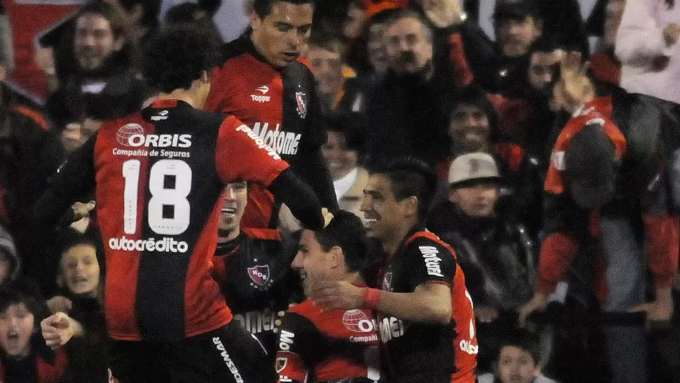 FESTEJO LEPROSO. Newell's goleó a Gimnasia por 3 a 0, con goles de Gabriel Heinze, Maximiliano Rodríguez (el festejo de su gol en la foto) y Rinaldo Cruzado. TELAM
