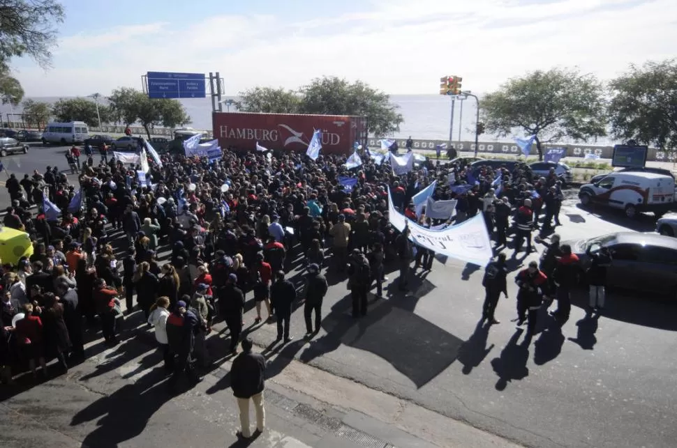 PROTESTA Y MOVILIZACIÓN. Un centenar de trabajadores de la empresa chilena cortaron la calle en la entrada al Aeroparque de la Capital Federal. DYN