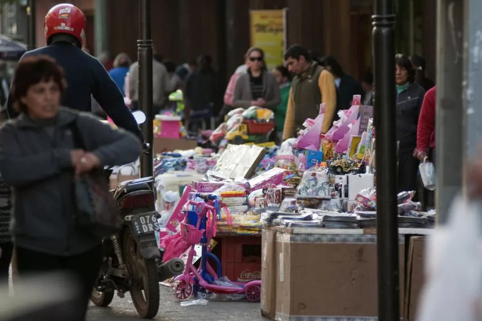 CONSUMO. Un informe de la Confederación Argentina de la Mediana Empresa (CAME) confirma un incremento de la venta informal en la ciudad. LA GACETA / FOTO DE INéS QUINTEROS ORIO