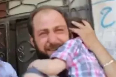 Siria: El llanto de un padre, en el reencuentro con su bebé