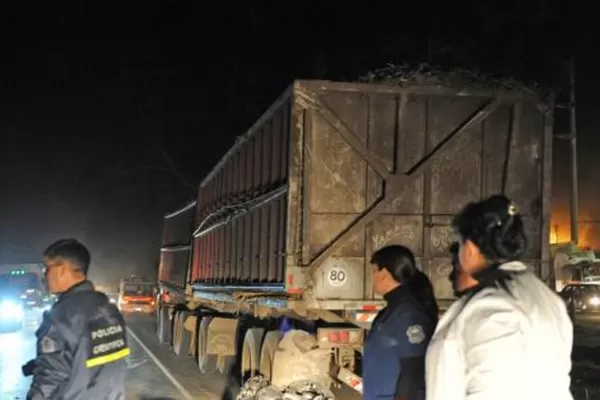 En distintos accidentes, dos hombres mueren tras chocar con rastras cañeras