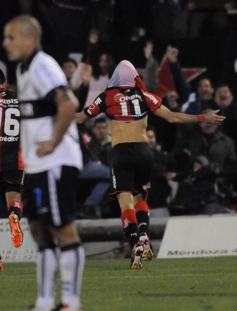 EL FANTASMA DE LA A. Rodríguez festeja su gol con la camiseta en la cara. 