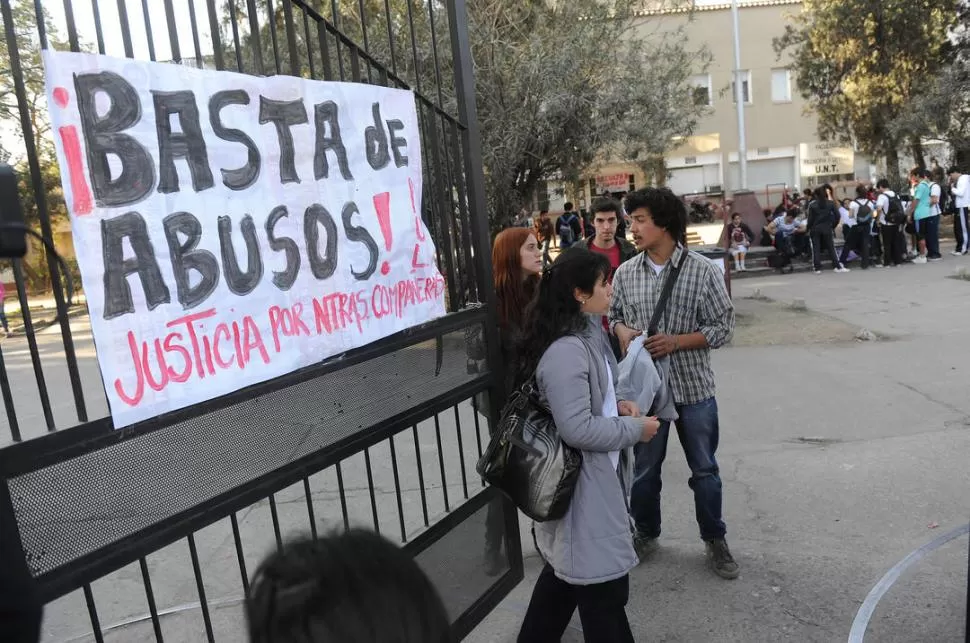 QUEJAS. En los lugares de acceso al edificio, los universitarios colocaron carteles para expresar sus reclamos. LA GACETA / FOTO DE HECTOR PERALTA