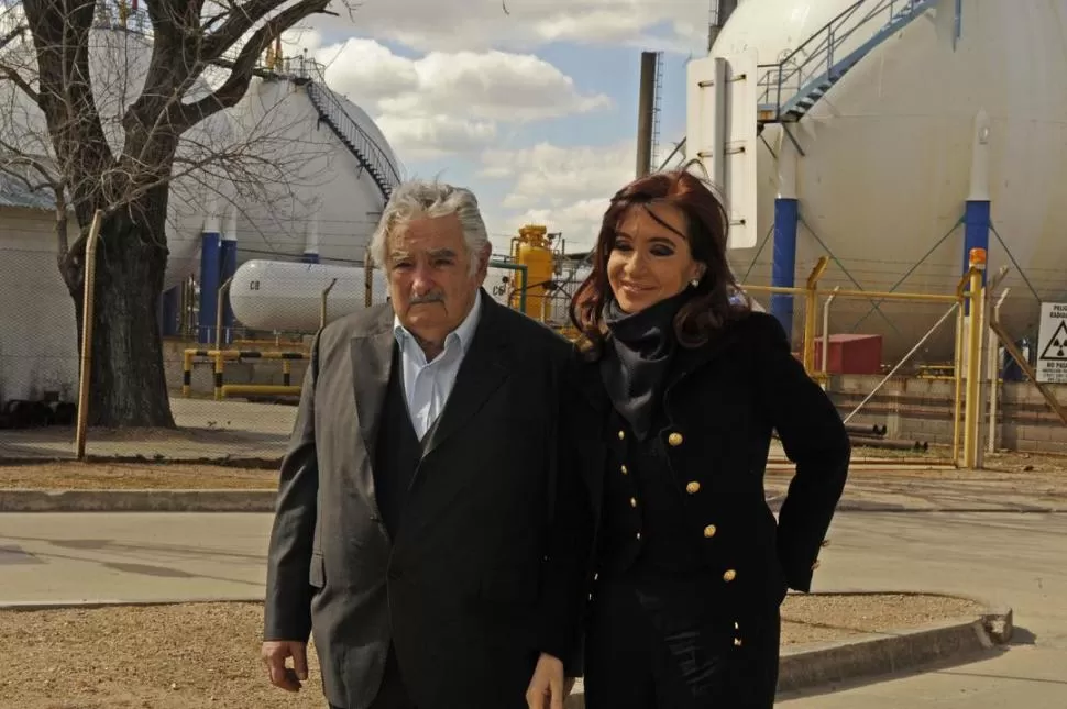 AMIGOS. Mujica acompaña a Cristina en la recorrida por la planta petrolera, construida fondos argentinos. DYN