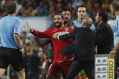 Arda Turan podría ser sancionado por simular dispararle al árbitro