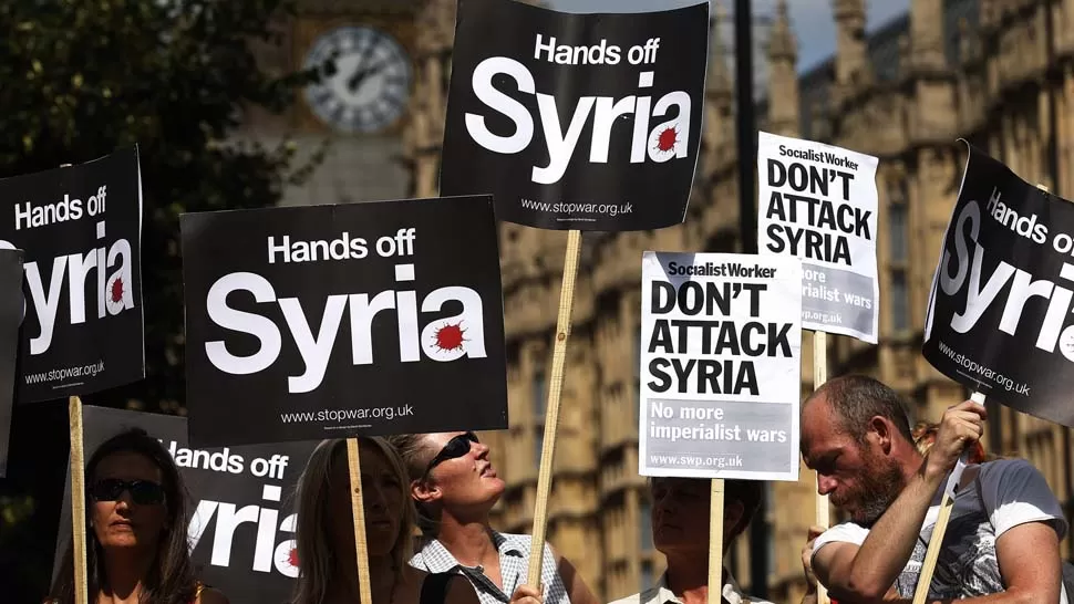 EN CONTRA. Manifestantes en Londres se expresan contra la intervención de su país en Siria. REUTERS
