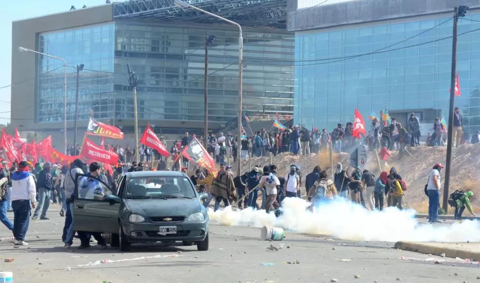 ZONA DE GUERRA. Frente a la Legislatura se produjeron los disturbios. Los manifestantes tuvieron que protegerse entre balas de goma y gas lacrimógeno.  